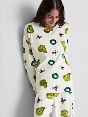 The Grinch NWT Women’s Cream Holiday Print Sweater
